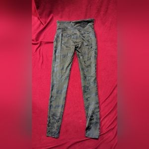 SPANX Faux Leather Camo Leggings Green Black EUC Like New Size M Medium HTF